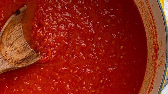 should tomato sauce be covered when cooking